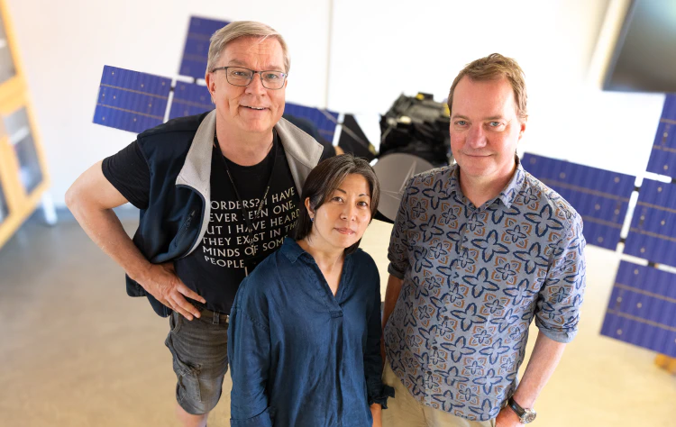 IRF-forskaren, docent Jan-Erik Wahlund (längst till vänster) är ansvarig för instrumentpaketet RPWI. Här tillsammans med IRF-forskarna dr. Michiko Morooka och dr. Jan Bergman, tekniskt ansvarig för RPWI, som båda tillhör RPWI-teamet i Uppsala. Foto: Annelie Klint Nilsson/IRF