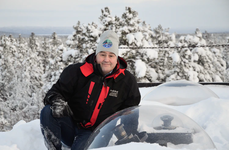 Urban Brändström på taket vid IRF i Kiruna där glaskupolerna med firmamentkameran finns. Kiruna. Foto: Annelie Klint Nilsson