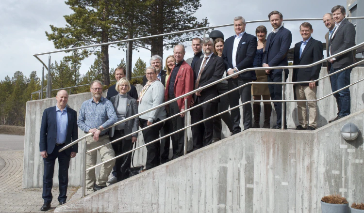 IRF:s generaldirektör Olle Norberg tillsammans med Rymdstyrelsens styrelse och medarbetare samt representanter från rymdorganisationerna på Rymdcampus. Foto: Annelie Klint Nilsson/IRF.