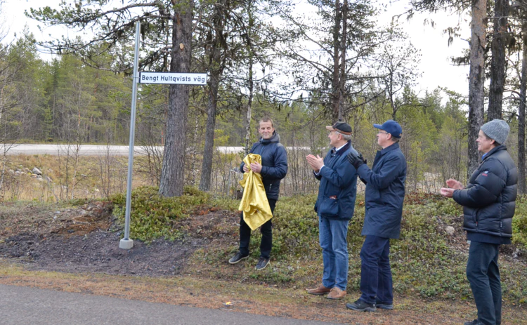 Kommunalrådet Gunnar Selberg avtäcker vägskylten för Bengt Hultqvists väg i sällskap av Stas Barabash (IRF), Olle Norberg (LTU) och Craig Heinselman (EISCAT).