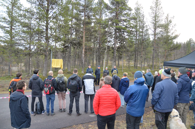 Bengt Hultqvists väg börjar vid avfarten från väg E10 och leder upp till Rymdcampus och slutar där det finns en observatoriebyggnad och en parkeringen inför skogsvägen upp till berget Aptasvaara. Foto: Annelie Klint Nilsson, IRF