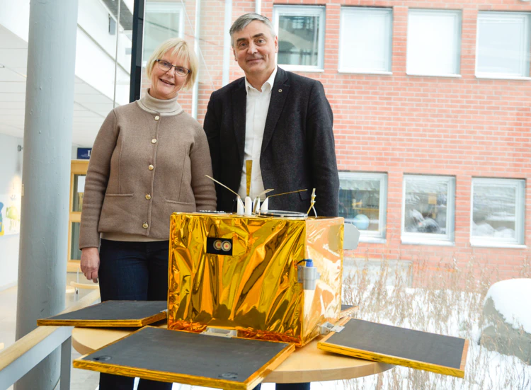 Rymdstyrelsens generaldirektör Anna Rathsman och IRF:s föreståndare Stas Barabash intill modellen av satelliten Astrid-1.
Foto: Annelie Klint Nilsson, IRF