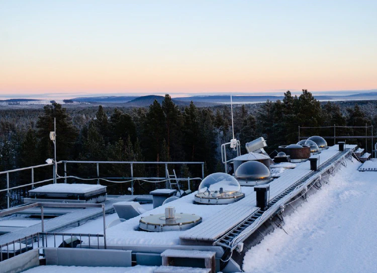 Under these domes is the all-sky camera that shows when there is aurora over Kiruna and one of the five cameras that are part of the measurement system ALIS_4D.