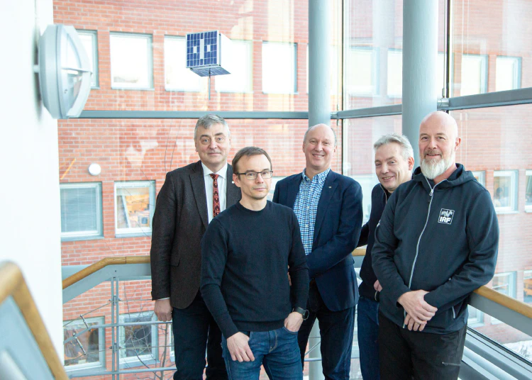 Deltagare från Munin-projektet under installationen av nanosatelliten den 21 november 2022. På dagen 22 år efter dess uppskjutning. Professor Stas Barabash, generaldirektör Olle Norberg, forskningsingenjörerna Jonas Olsen, Vesa och programmeraren Leif Kalla. Från Uppsala deltog bland andra Walter Puccio. Foto: Martin Eriksson/IRF