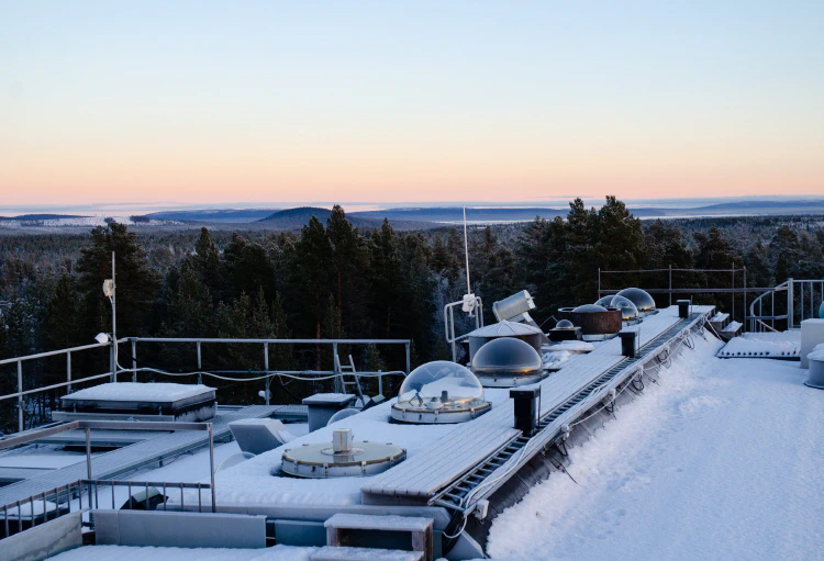 Observatorietaket på vintern, uppvärmda kupoler håller borta snön