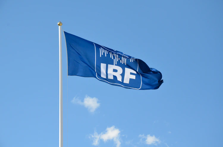 IRFs logotyp på flagga