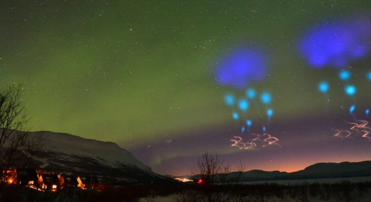 Färgranna artificiella moln och naturliga norrsken över bergskedja