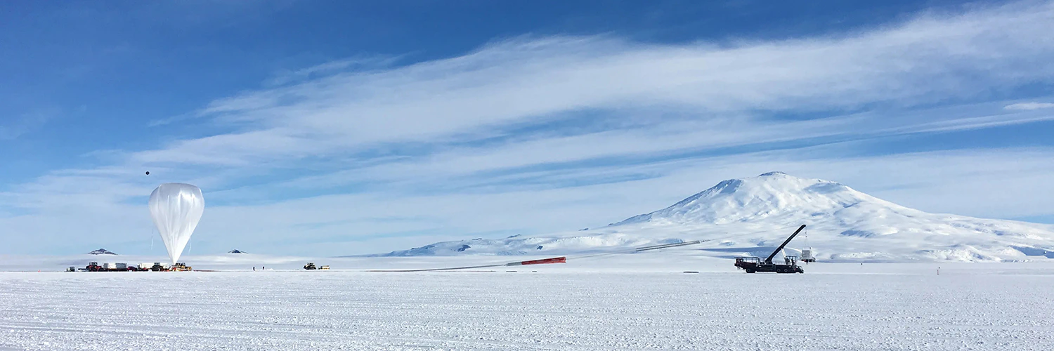 Ballong och kranbil på McMurdo-basen, Sydpolen