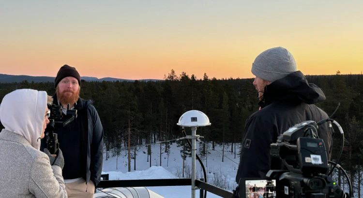 TV4-nyheterna på besök, på plats på taket på IRF:s huvudkontor, för intervju med IRF-forskaren Daniel Kastinen om IRF:s meteorkameror. 